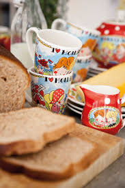 ส่วนอาหารสำหรับกระต่าย ถ้าใครอุดหนุนคนขายกระต่ายที่ยังไม่หย่านมแม่ คงต้องปวดหัวหนัก เพราะรอดยาก กินอะไรก็มักท้องอืดตาย. I Love Holland