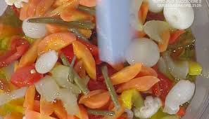 In una casseruola far bollire olio, il vino bianco, l'aceto, il sale e lo zucchero per 3 minuti. La Prova Del Cuoco Ricette 11 Maggio La Giardiniera Fatta Da Anna Moroni Ultime Notizie Flash