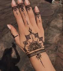 Nachdem sie ihr design gemeistert haben, lassen sie die farbe so lange einwirken, bis sie von alleine abblättert. Pin By Julia Gorshina On Henna Henna Tattoo Designs Hand Cool Henna Tattoos Henna Tattoo Designs Simple