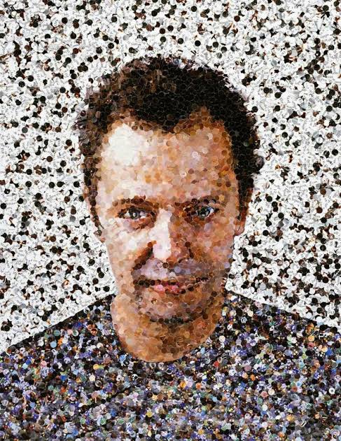 uma figura feitas com materiais recicláveis, formando o rosto do artista brasileiro Vik Muniz.