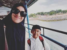 Dua minggu lalu suratnya saya tandatangani, kemudian dibawa ke kua setempat sedangkan fatimah belum pernah menikah. Sosok Ibu Tangguh 10 Potret Mellya Juniarti Mantan Istri Ustaz Somad