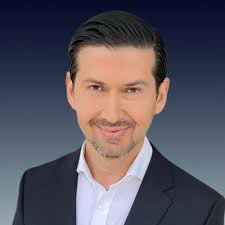 What a great post and reminders from Elmer Piche Dulay ! Let's remember  that as leaders we are part of the team not above the team. As leaders  let's not get stuck