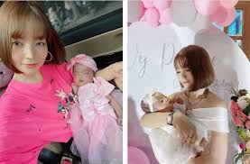 Mới đây, khi chia sẻ hình ảnh gia đình, bà xã mạc văn khoa đã phải bực mình khi có người để lại bình luận chê con gái mình xấu với những lời lẽ kém duyên. Ä'áº» Thiáº¿u Thang It Toc Con Gai Máº¡c VÄƒn Khoa NhÆ° Bup Be Khi Ä'Æ°á»£c Máº¹ Cho Thá»­ Toc Giáº£