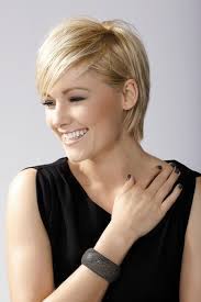 To see the latest celebrities with fashionable layered hairstyles, super short haircuts & bobs, pixie cuts like halle berry, emma watson, frankie sandford, michelle williams! Styles For Short Straight Hair