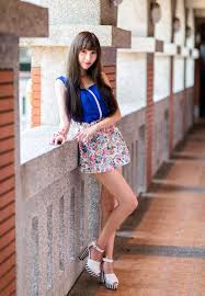 フリー写真 ノースリーブとミニスカート姿の女性の全身ショットでアハ体験 gahag 著作権フリー写真 イラスト素材集 アジアの女性 女性 女性の写真ポーズ