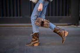 Jetzt die luftigen sommerschuhe 2021 von gabor versandkostenfrei online bestellen. Cowboystiefel Kombinieren So Tragen Frauen Den Western Trend