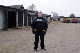 Syn andrzeja leppera, tomasz, prowadzi na górę domu, w małym pokoju dużo. Tomasz Lepper Zaprzecza Doniesieniom O Egzekucji Komorniczej