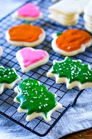 Forget the meringue powder or corn syrup, this icing can be made with powdered sugar, milk, vanilla & almond extract, and a dash of salt. Sugar Cookie Icing 2 Ingredients Cleverly Simple