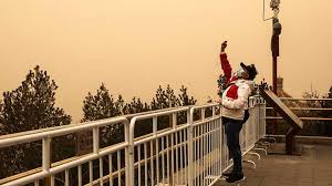 Beijing menghadapi badai pasir biasa pada bulan maret dan april, karena posisinya yang dekat dengan gurun besar gobi serta penggundulan hutan dan erosi tanah di seluruh china utara. Suasana Kota Beijing Saat Dilanda Badai Pasir Foto Tempo Co