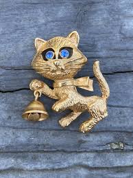 Vintage Avon Frisky Kitty Cat With Bell Gold Tone Brooch Etsy In 2020 Vintage Avon Cat Pin Blue Rhinestones