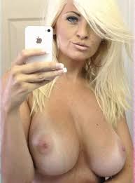 Selfie dune milf blonde exquise aux gros nichons
