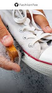 Weisse Sneaker Reinigen So Leicht Werden Sie Wieder Strahlend Weiss In 2020 Sneakers Cleaning Sneakers How To Clean White Sneakers