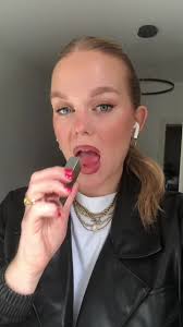 Mirror shine Lipstick „Tease me“ @douglas_cosmetics 💄 #addisonrae  #lipstick #beautytok #makeuptok #iwannakissyou