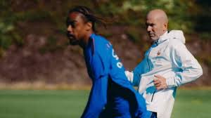 Zidane se une al rondo mientras Francia entrena antes de Bélgica