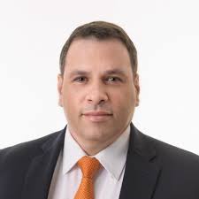 Imagine o desafio de ser o Papai Noel da Syracuse University College of  Law!