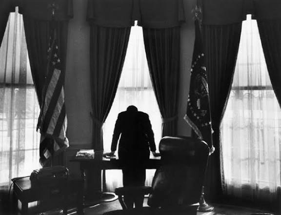 President John F. Kennedy leans over his desk in this iconic photo, dubbed "The Lonliest Job." February 11, 1961. [640x491] : r/HistoryPorn