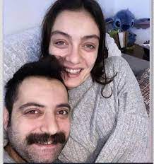 Merve dizdar, 2018 yılında hayatını birleştirdiği oyuncu eşi gürhan altundaşar ile boşanma kararını aldıklarını duyurdu. Iapyrqowwcsomm