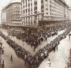 Eva peron's body being hauled through crowd by workers in the streets of buenos aires. File Funeral De Eva Peron Jpg Wikimedia Commons