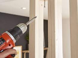 Chambre a coucher moderne 2017 2020. Fabriquer Une Cloison Ajouree En Tasseaux De Bois Avec Un Coffre Integre Leroy Merlin