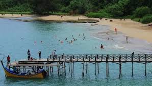 Kita beruntung sekali, dengan banyaknya pulau, wisatawan di indonesia ga bakal kehabisan pilihan tempat wisata pantai yang indah. Pulau Reusam Aceh Jaya Glory Travel Tours