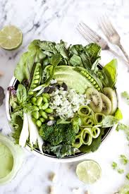 Bol Vert De Printemps Et Sauce Cremeuse Cajou Coriandre Et Lime Recettes Crues Repas Sain Aliments Verts