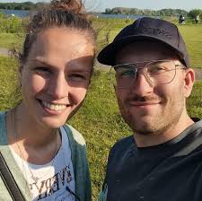 My friends game keeps doing this, she can't get online at all. She's