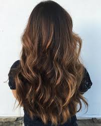 stylish beach waves haar styling balayage lange haare karamelfarbene highlights