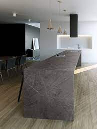 industrial style kitchen with a kitchen island in dekton kira tonoe this colour is based on earthy tone sand and on the i industrie kuche haus deko kuchenstil