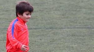 Lionel messi et son fils. Le Fils De Lionel Messi Thiago Participe A Son Premier Entrainement Avec L Ecole De Foot Du Barca