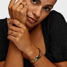 Samantha Ring's Instagram, Twitter & Facebook