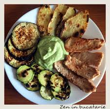 Adaugam si putina apa, asezam o ceapa taiata in patru si cateii de usturoi, apoi condimentam carnea deasupra si invelim tava cu folie de aluminiu. Piept De Curcan Cu Legume La Gratar Si Sos De Avocado Zen In Bucatarie