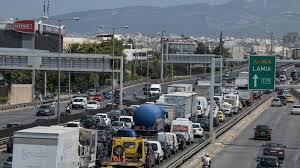 Αφού τελείωσε το λύκειο ειδικεύθηκε στους ηλεκτρονικούς υπολογιστές, καταλήγοντας στη δημοσιογραφία μέσα από το star κεντρικής. Kinhsh Stoys Dromoys Mpotiliarisma Xiliometrwn Ston Khfiso The Indicator