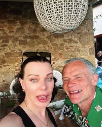 Flea enjoying a family lunch in Italy with actress Debi Mazar 🇮🇹 🍝