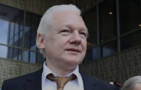 Julian Assange e i suoi sostenitori passano all'attacco