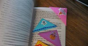 Salam kenal buat yang nonton video ini. Buat Pembatas Buku Dari Origami