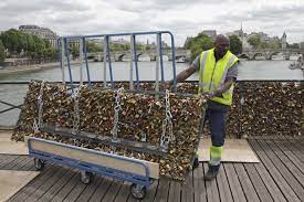 Il a été reconstruit de 1982 à 1984 sous la direction de l'architecte louis arretche. Paris Le Pont Des Arts Libere De Ses Cadenas D Amour La Presse