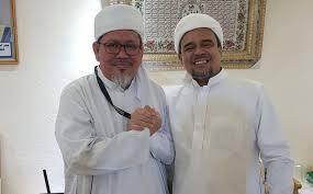 Ini masih di rs, tadi sore kami sempat pasang ventilator, tapi kami tak bisa selamatkan, kata direktur. 6 Fakta Meninggalnya Ustaz Tengku Zulkarnain Karena Covid 19