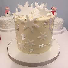 Find easy to make recipes and browse photos, reviews, tips and more. 40 Enjoy Easy And Delicious Cakes With These Amazing Christmas Cake Ideas