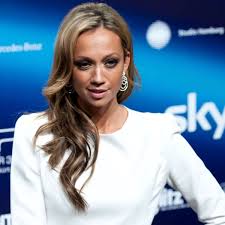 Schenker arbeitet seit 2019 für den bezahlsender sky, moderierte dort bislang für sky sport news und arbeitete als fieldreporterin. Sky Sport News Hd Die Zwischenbilanz Fussball