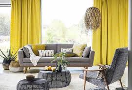 Decoration Salon Quelle Couleur De Rideaux Choisir Pour Un Salon Gris En 2020 Decoration Salon Salon Jaune Salon Gris
