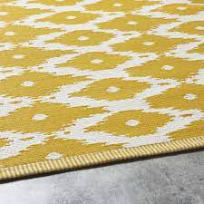 Add an outdoor rug to your patio space or balcony for extra comfort and added style. Yellow Outdoor Rug With White Graphic Print 180x270 Dhatu Maisons Du Monde