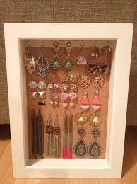In this episode, learn how to make a frame to transform an ordinary picture frame into a diy jewelry organizer, using easy to find materials and simple tools. Diy Earrings Box Frame Pin Board Lady Blahga