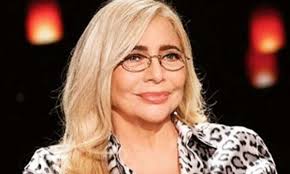 Mara venier dimentica le fatiche della stagione televisiva che si è conclusa a maggio e, in attesa di tornare a lavoro tra poco più di un mese, si dedica alla. Avete Mai Visto La Figlia Di Mara Venier Si Chiama Elisabetta E L Avrete Sicuramente Gia Vista In Tv Ecco Chi E E Cosa Fa