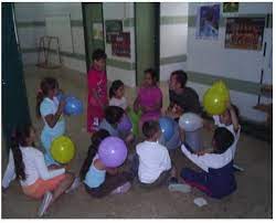 El juego constituye un mundo propio y característico de cada niño con su medio, que es diferente al del adulto. Unidad Didactica Con Globos