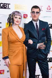 Trotz der mahnenden anmerkung redete ihr freund einfach weiter. Kelly Osbourne Gibt Ihr Red Carpet Debut Mit Model Freund Promiflash De