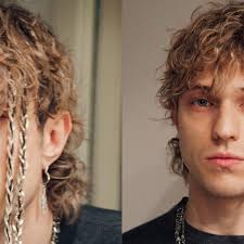Il mullet sta bene sui capelli ricci, su quelli lisci, su quelli mossi, corti o lunghi e il motivo è semplice: Irama Si E Tagliato I Capelli Addio Caschetto Ora E Il Momento Del Mullet Riccio E Biondo