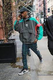 Travis scott fashion travis scott outfits travis scott style baggy cargo pants cargo pants outfit harem pants mode streetwear streetwear fashion travis scott's fans injured in stampede at astroworld festival: Travis Scott Walking In Nyc On Looklive Travis Scott Fashion Travis Scott Outfits Travis Scott