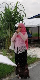 Hafidz roshdi sebagai harraz naufal uqasha senrose sebagai nurin areesa alif satar sebagai farhan badriz mawar rashid sebagai elfira ridzuan hashim sebagai tan sri mukhriz navilya husna sebagai intan ziha salleh sebagai suliza faradiella mokhtar sebagai doktor ida tak ada. Forest Colour Seen Here Pelakon Terkenal Zarina Facebook