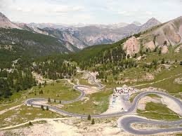 Topographiquement et topologiquement parlant, le col est une structure « en selle de cheval » formée en montagne par l'intersection d'une ligne de crête et de deux talwegs situés de part et d'autre. Les Cols Mythiques De Montagne A Velo Travelski