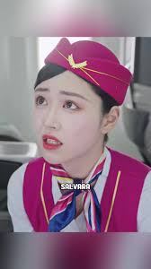 Un pasajero opera al capitán con una botella de agua en un avión#tikto...